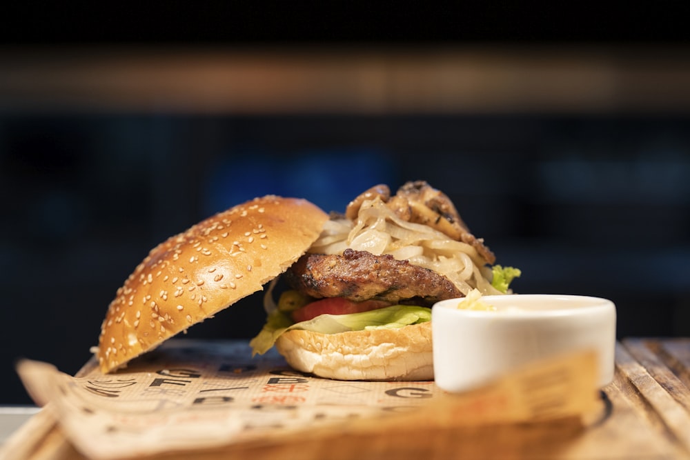 Burger sur assiette en céramique blanche