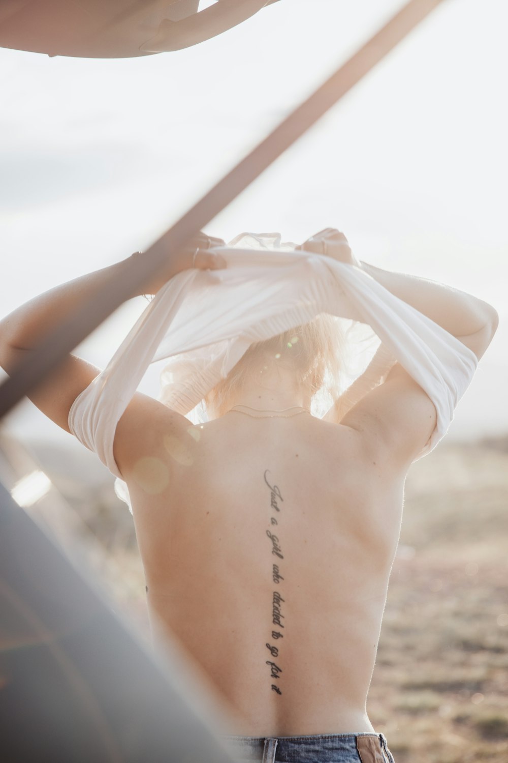 femme en robe transparente blanche