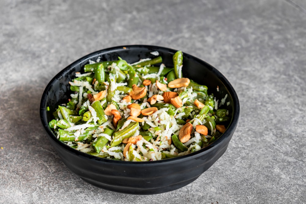 Ensalada de verduras en cuenco negro