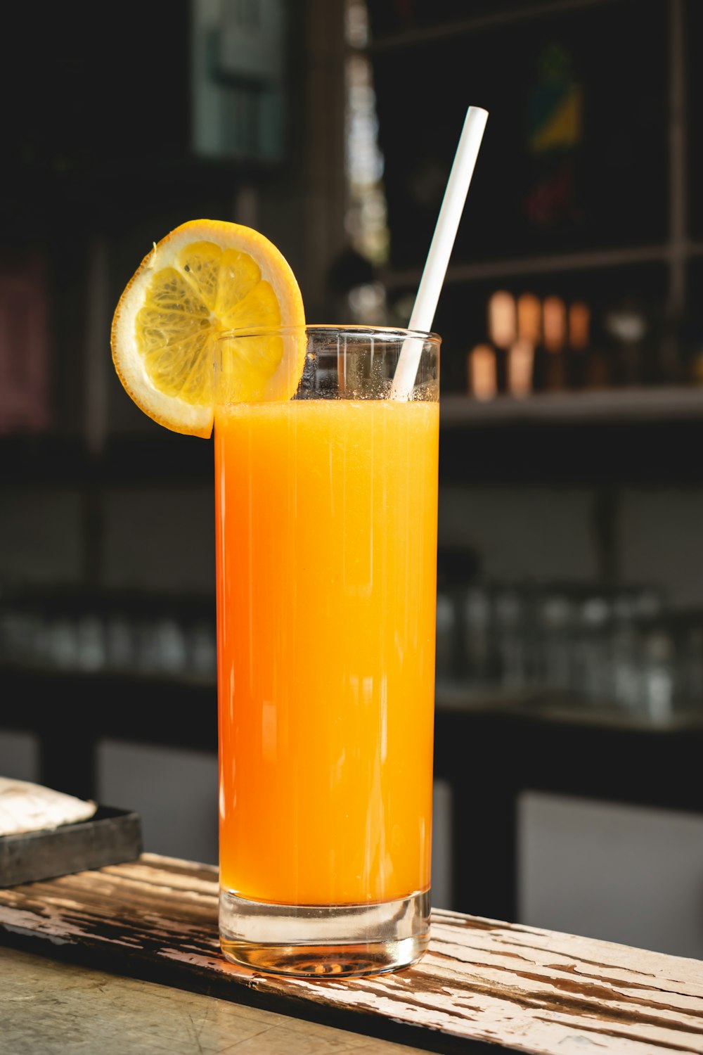 透明なコップに入ったオレンジジュース