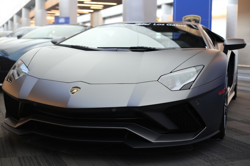 Lamborghini negro frente a edificio