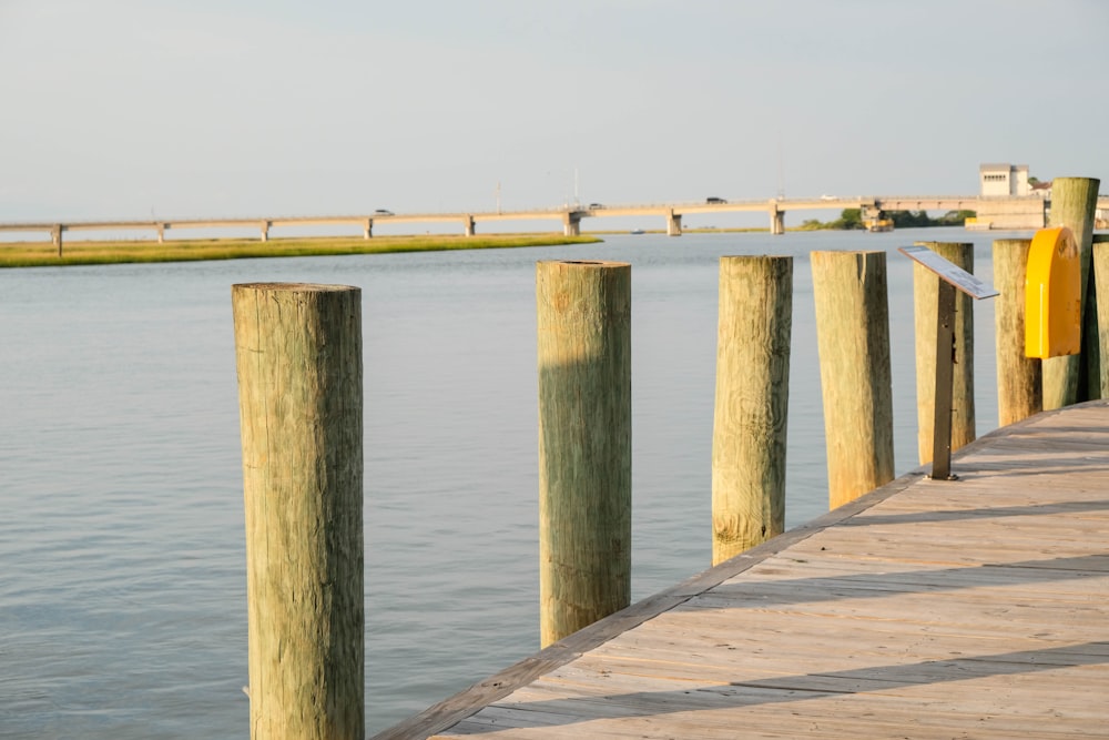 Muelle de madera marrón en el mar durante el día