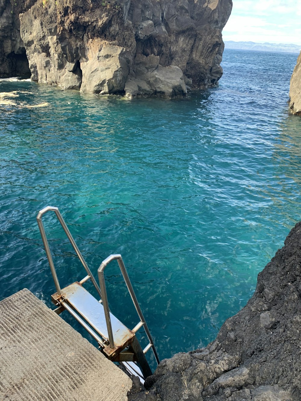 Muelle de madera marrón en el mar azul durante el día