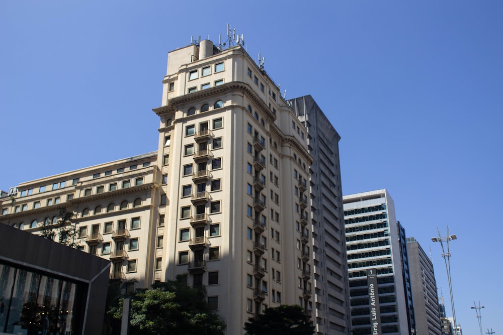 edificio in cemento bianco sotto il cielo blu durante il giorno