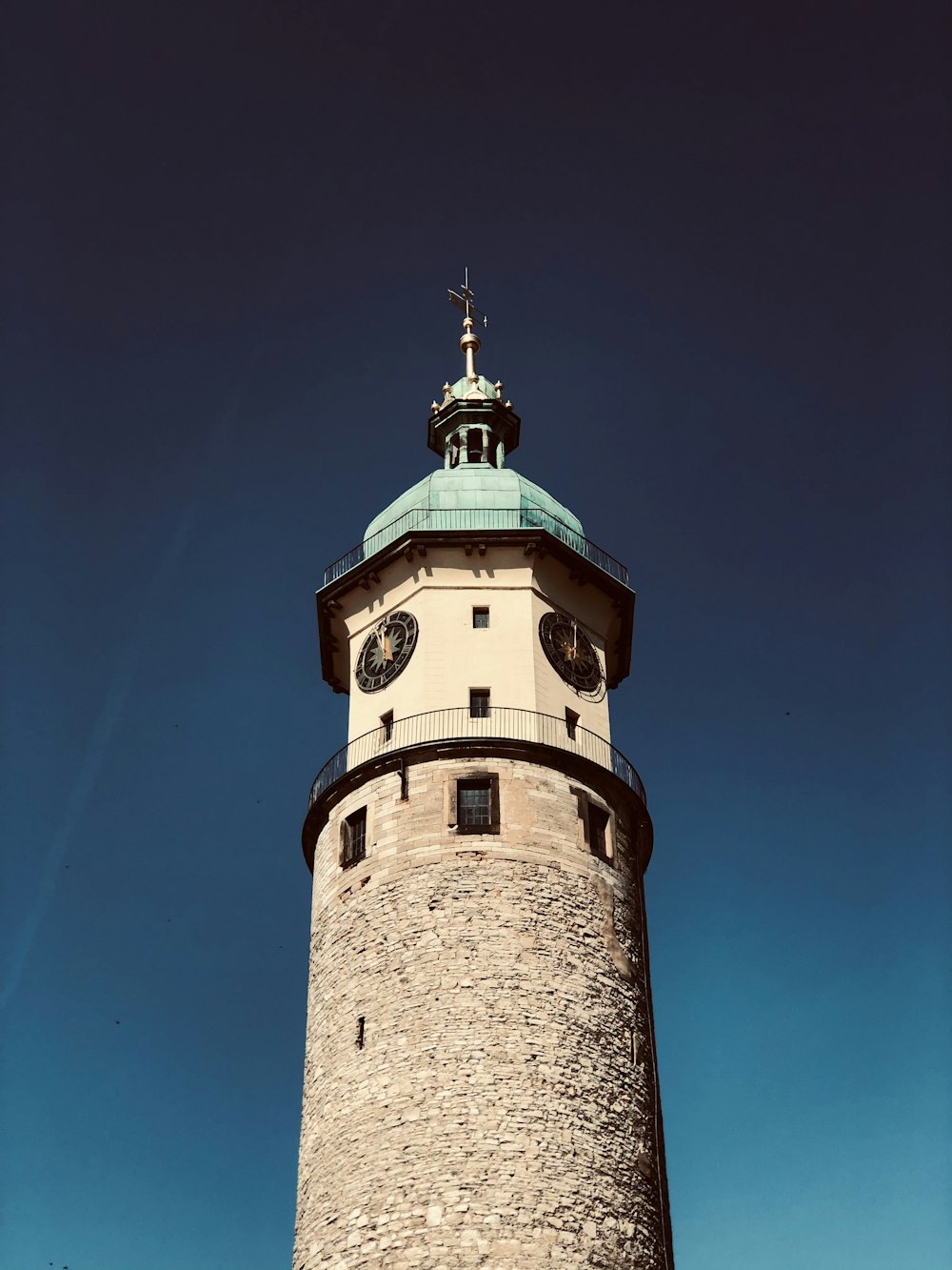 Braun-weißer Betonturm tagsüber unter blauem Himmel