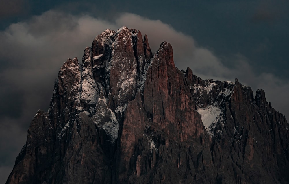 Brauner Rocky Mountain unter grauem Himmel