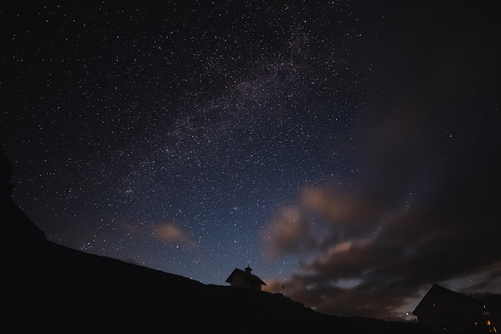 silhouette di montagna sotto notte stellata