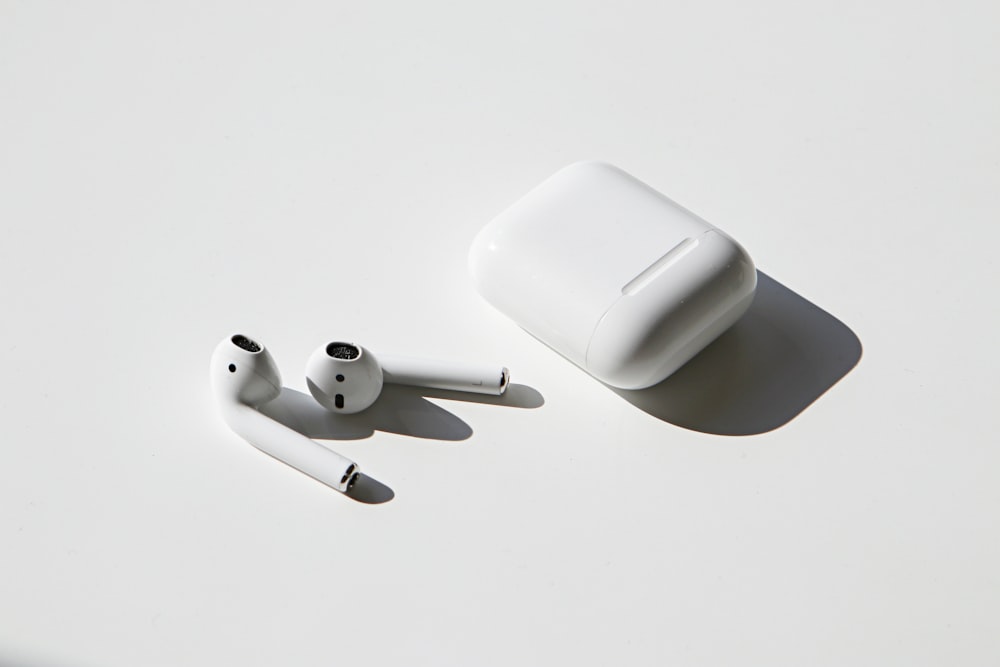 Apple EarPods junto a los Apple AirPods