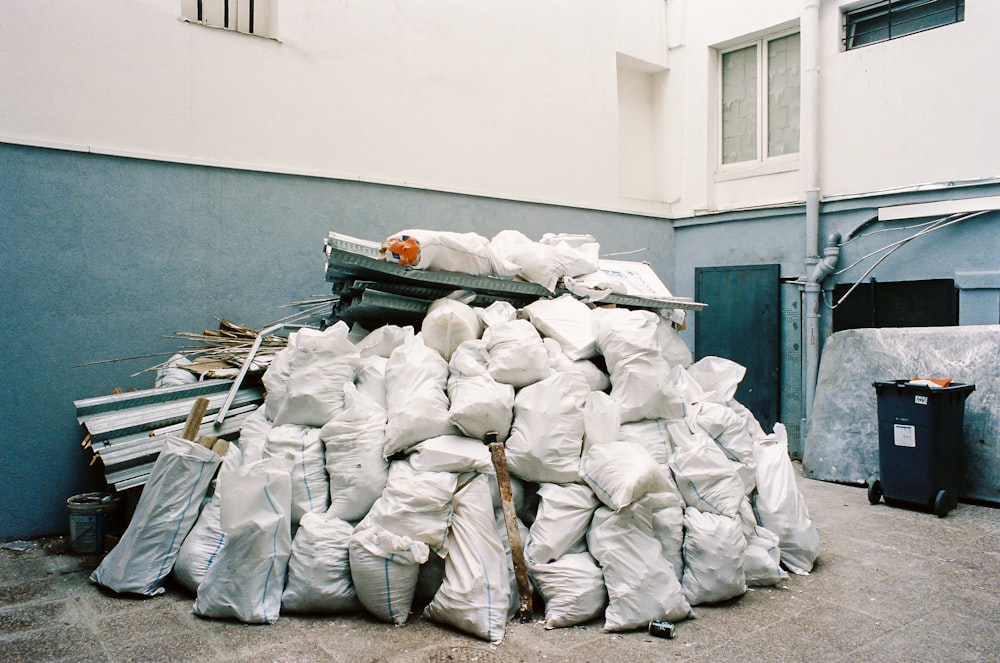 sacchetti di plastica bianchi su pavimento di cemento grigio