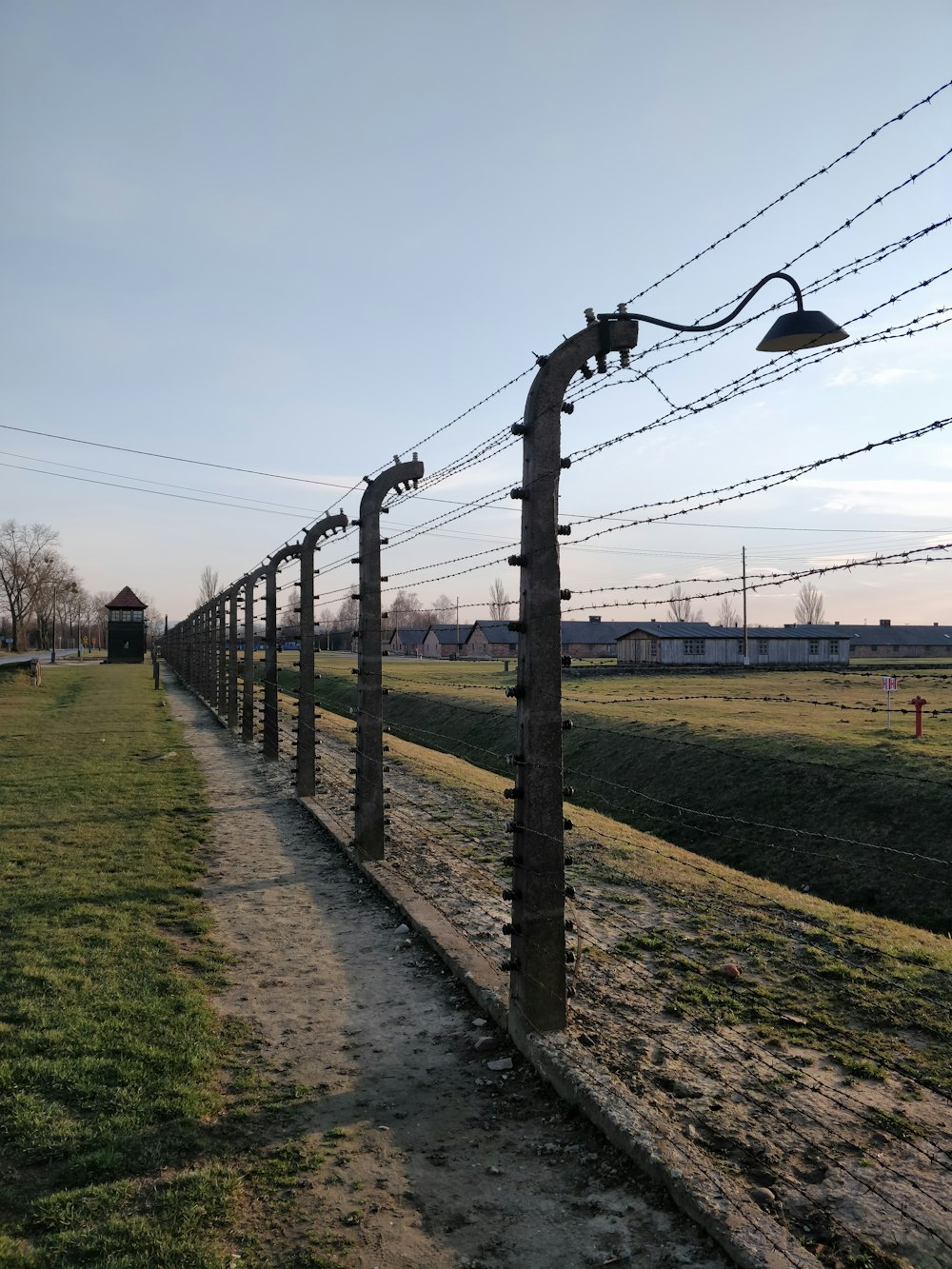 valla de metal negro en campo de hierba verde durante el día