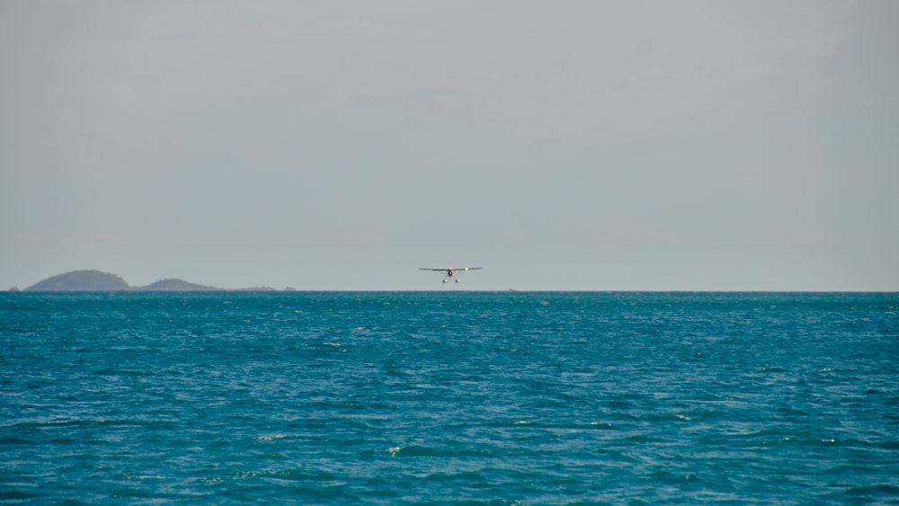 voilier blanc sur la mer pendant la journée