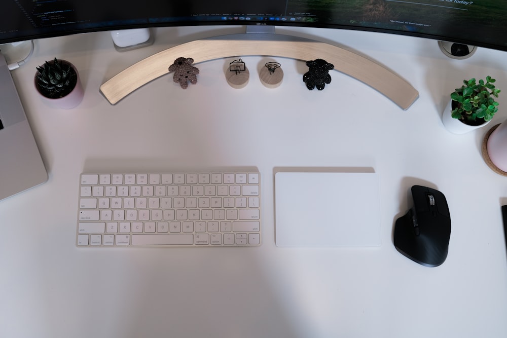 weiße Computertastatur auf weißem Tisch