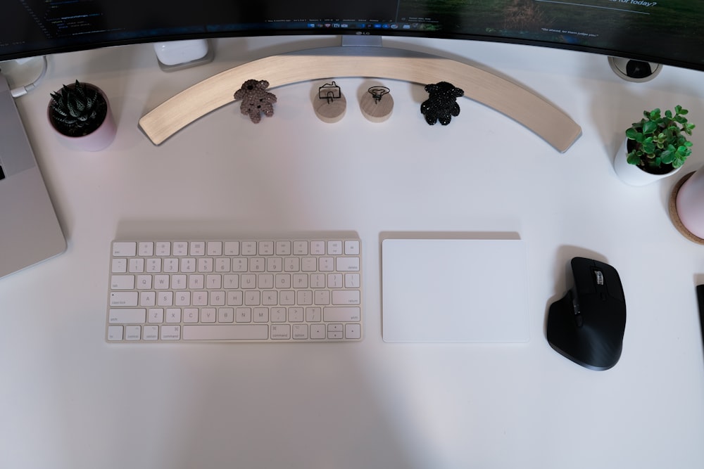 teclado de computadora blanco sobre mesa blanca