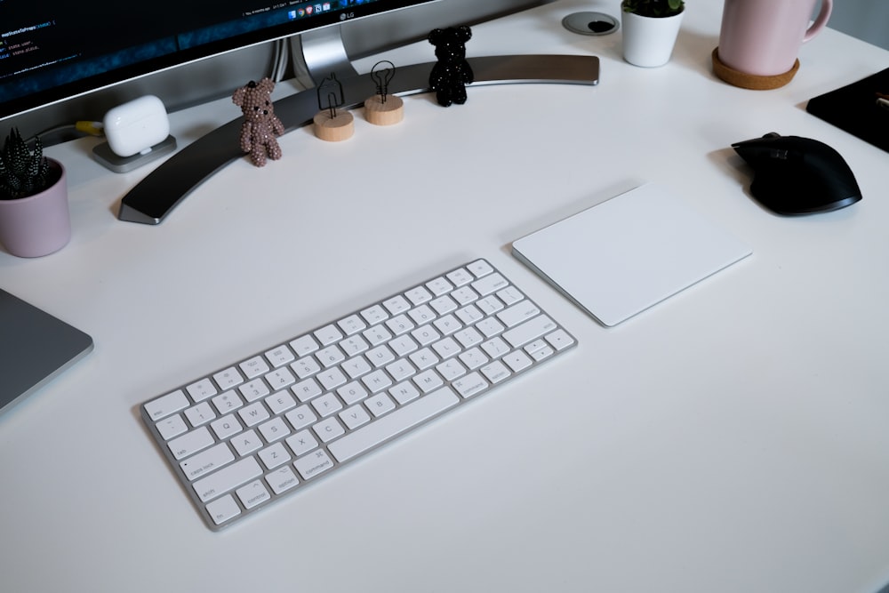iMac plateado y teclado Apple
