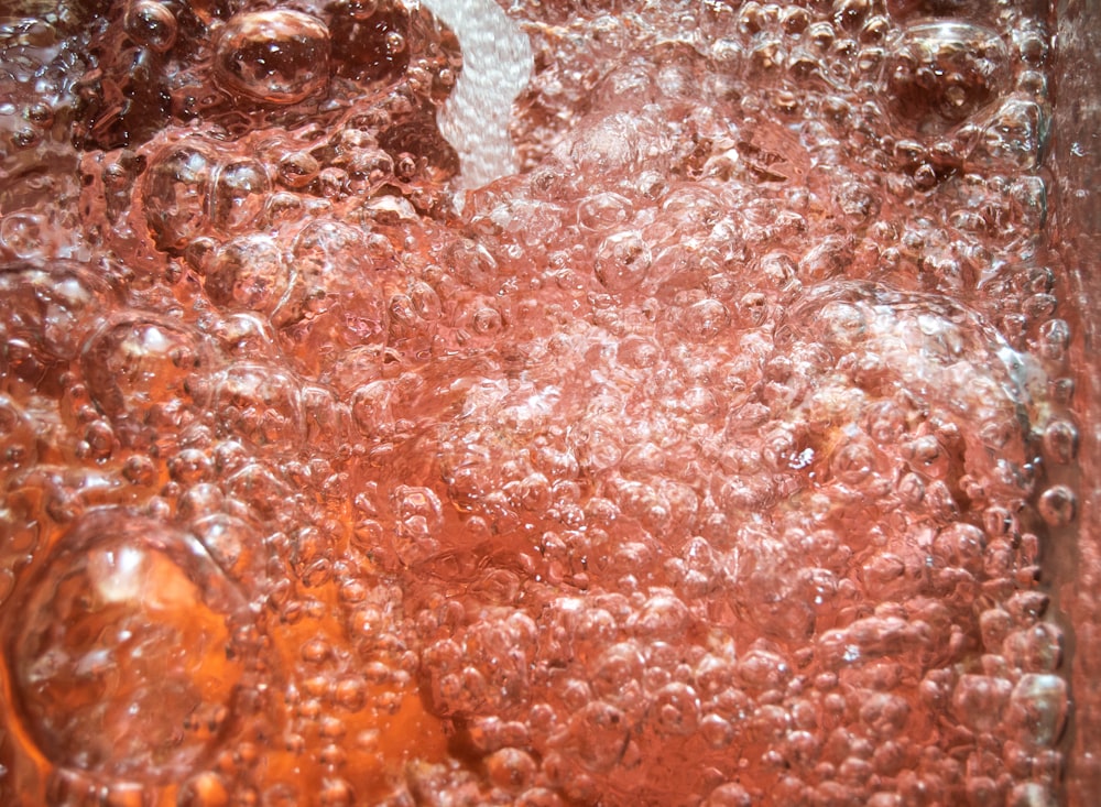 gotas de agua sobre una superficie marrón