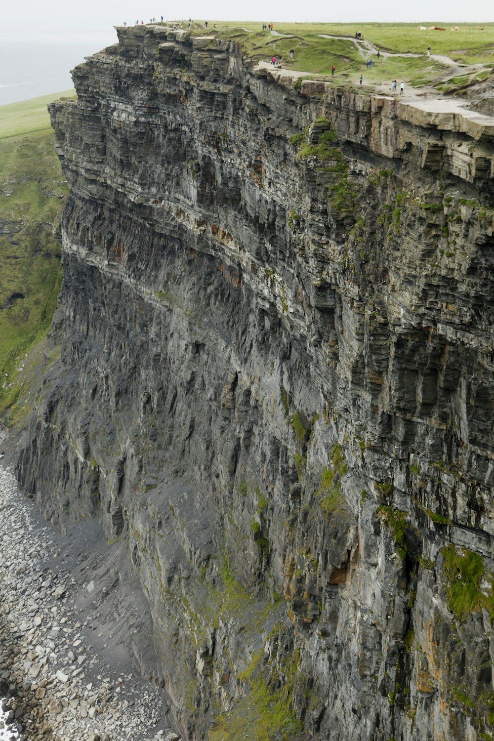 Montagne Rocheuse grise avec de l’herbe verte