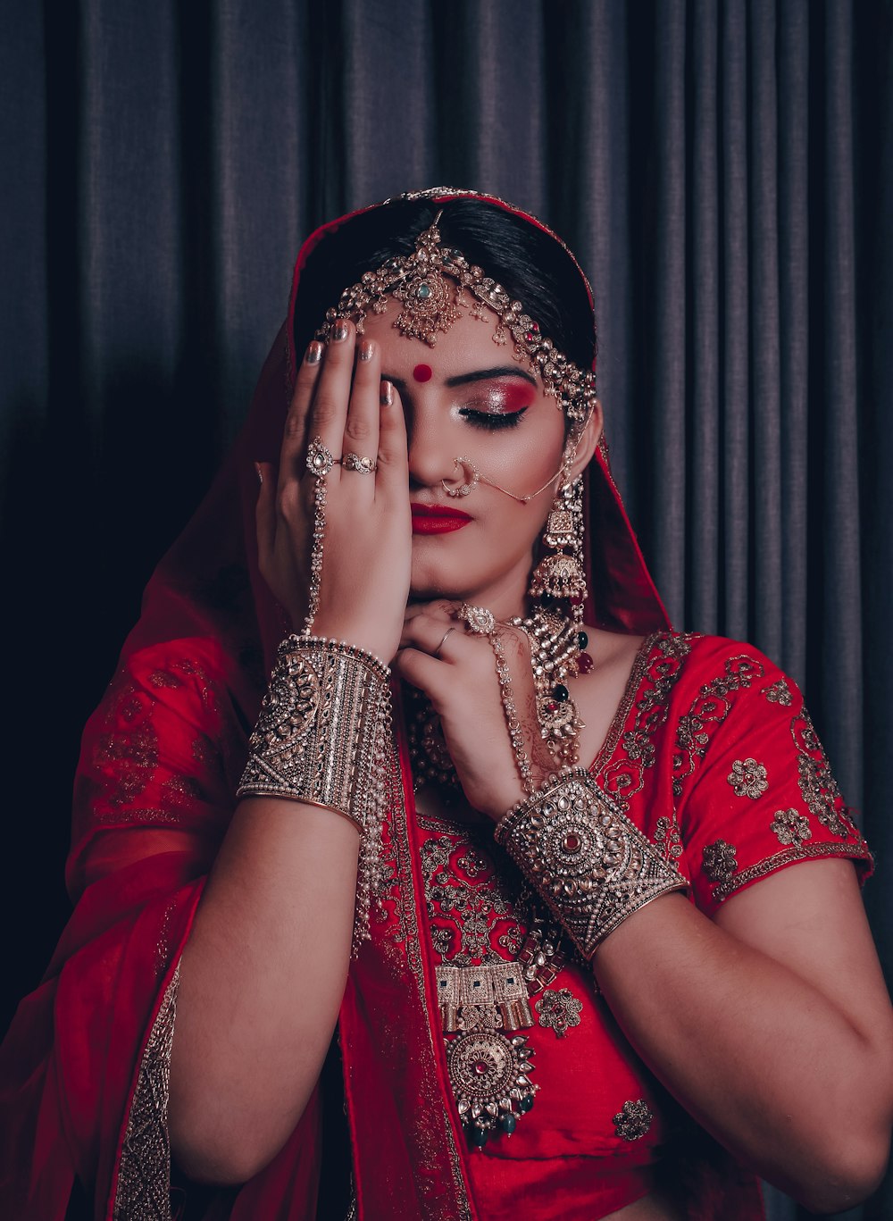 Mujer en sari rojo y dorado