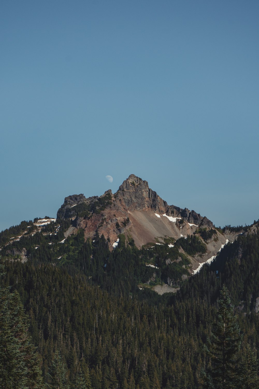 Brauner Rocky Mountain tagsüber unter blauem Himmel