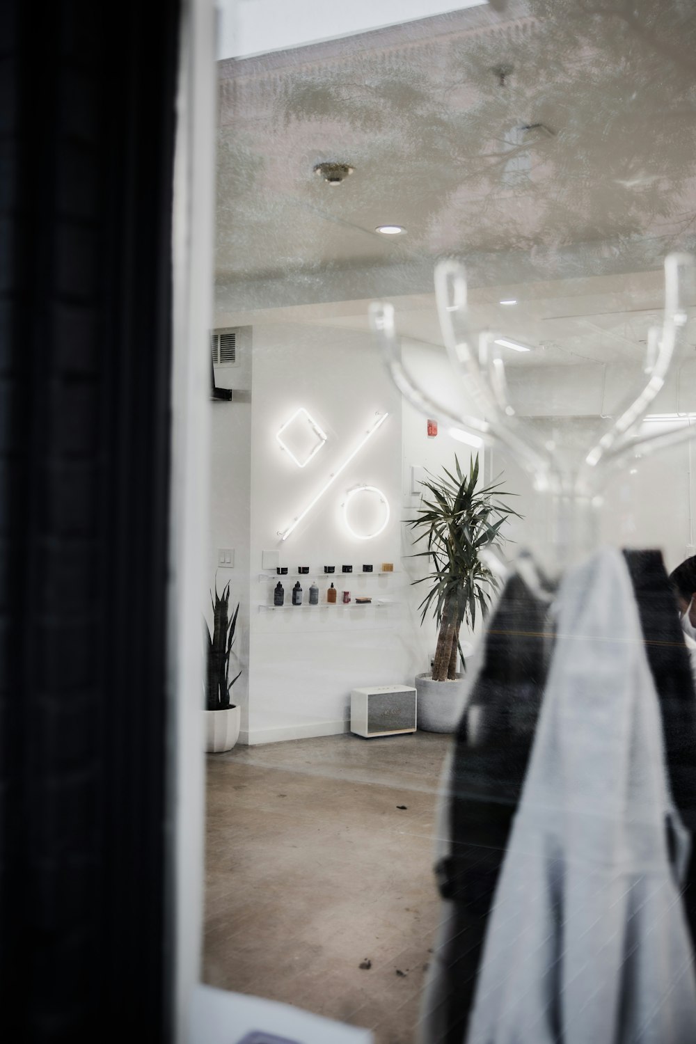 textil blanco y gris sobre puerta de madera blanca