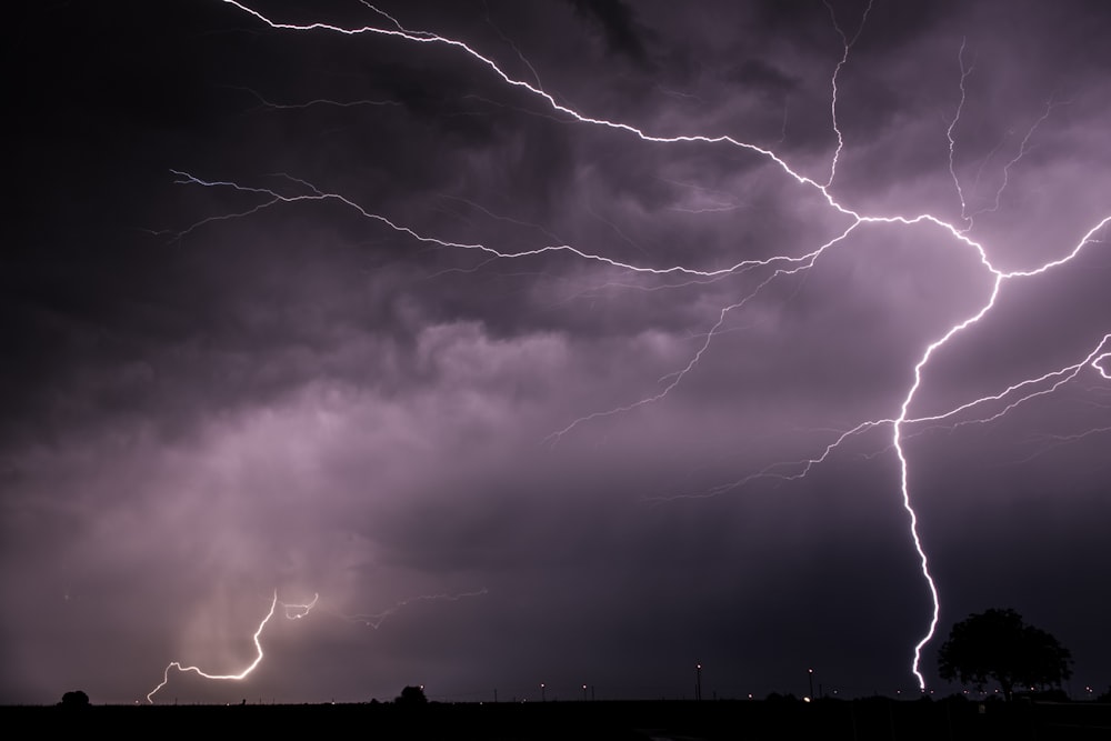 Un rayo cae en el cielo