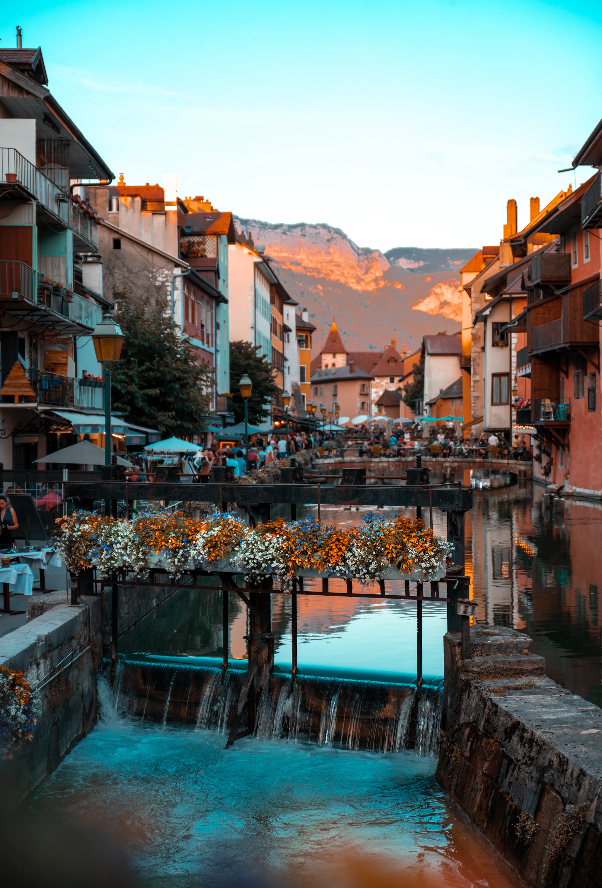 Ville au bord d'un lac, en France voisine