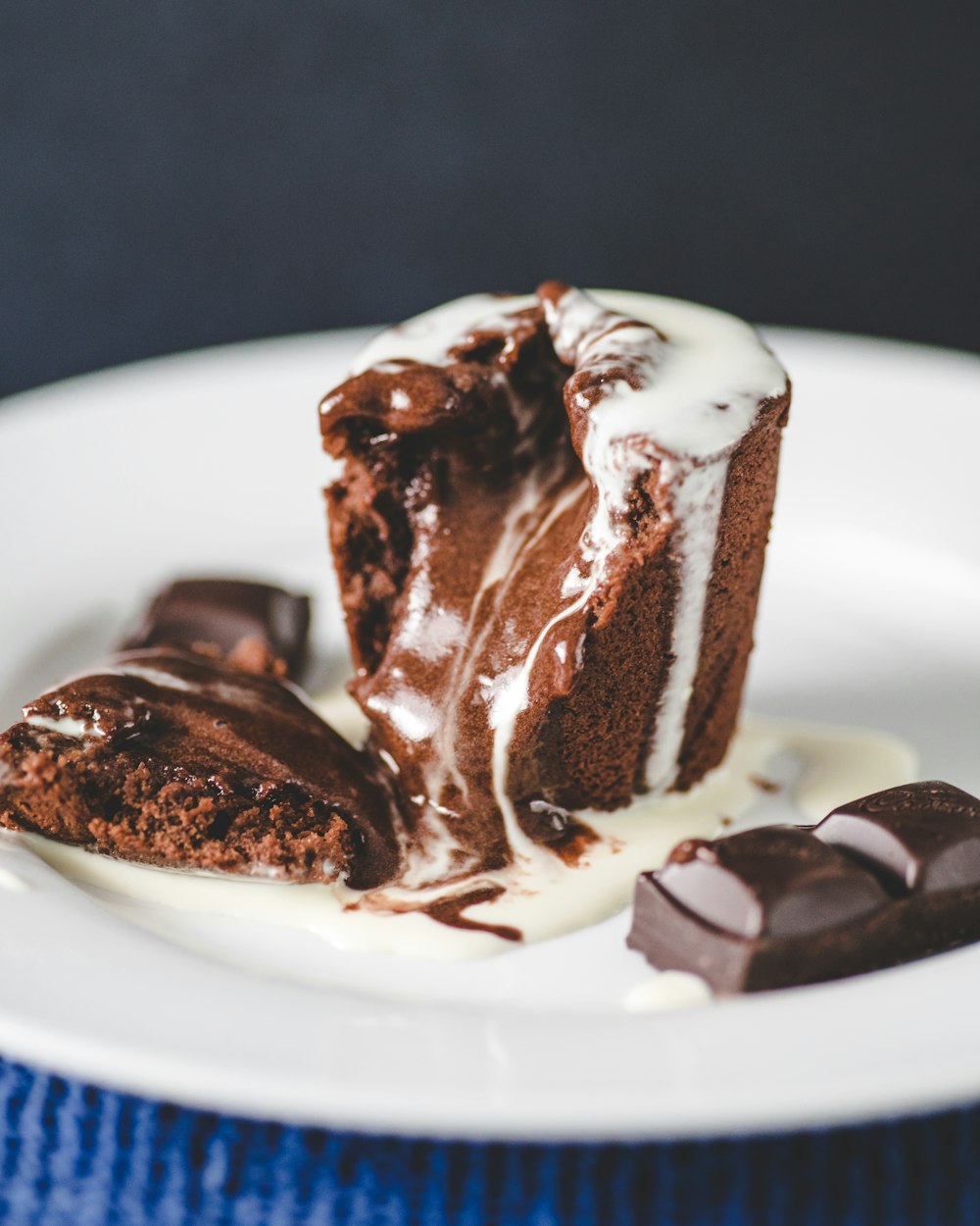 Schokoladenkuchen auf weißem Keramikteller