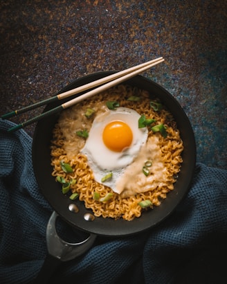 egg with rice on black pan