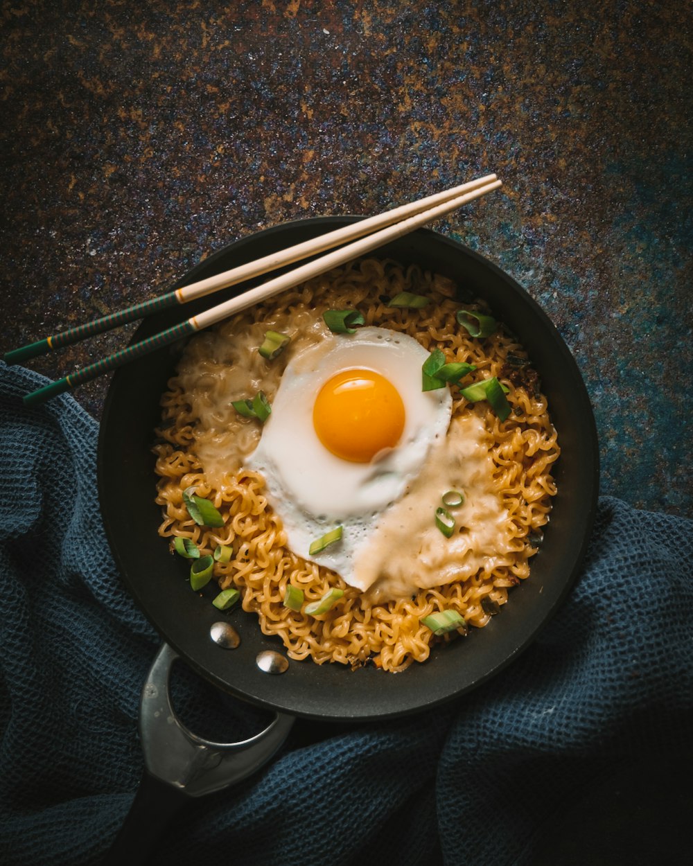 Ei mit Reis auf schwarzer Pfanne