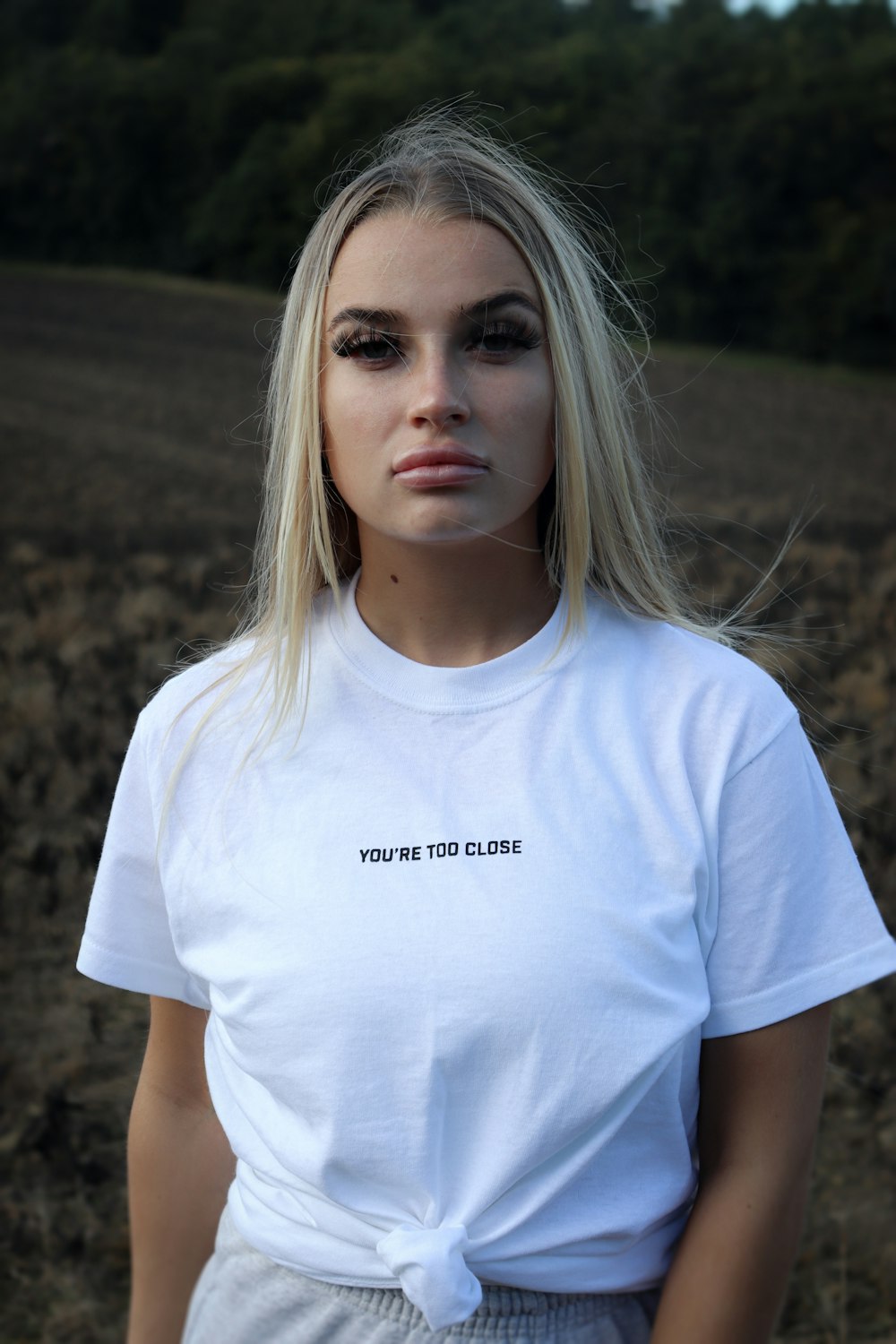 Mujer con camiseta blanca de cuello redondo