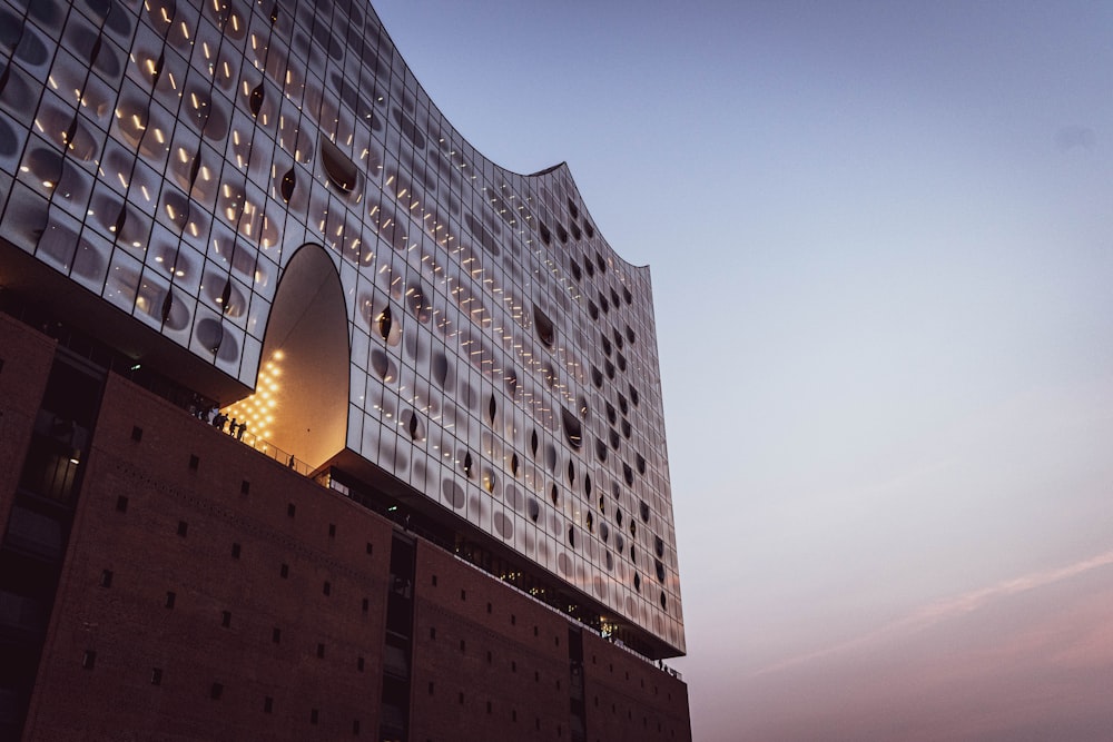 Graues Betongebäude unter blauem Himmel tagsüber