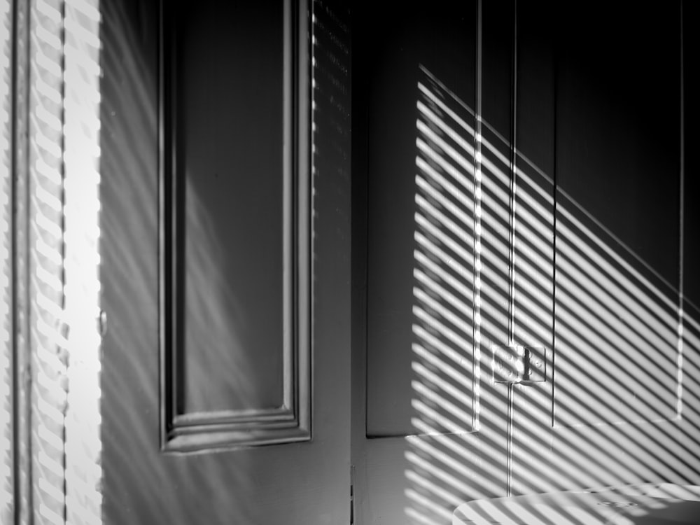 janela de madeira branca com persianas brancas