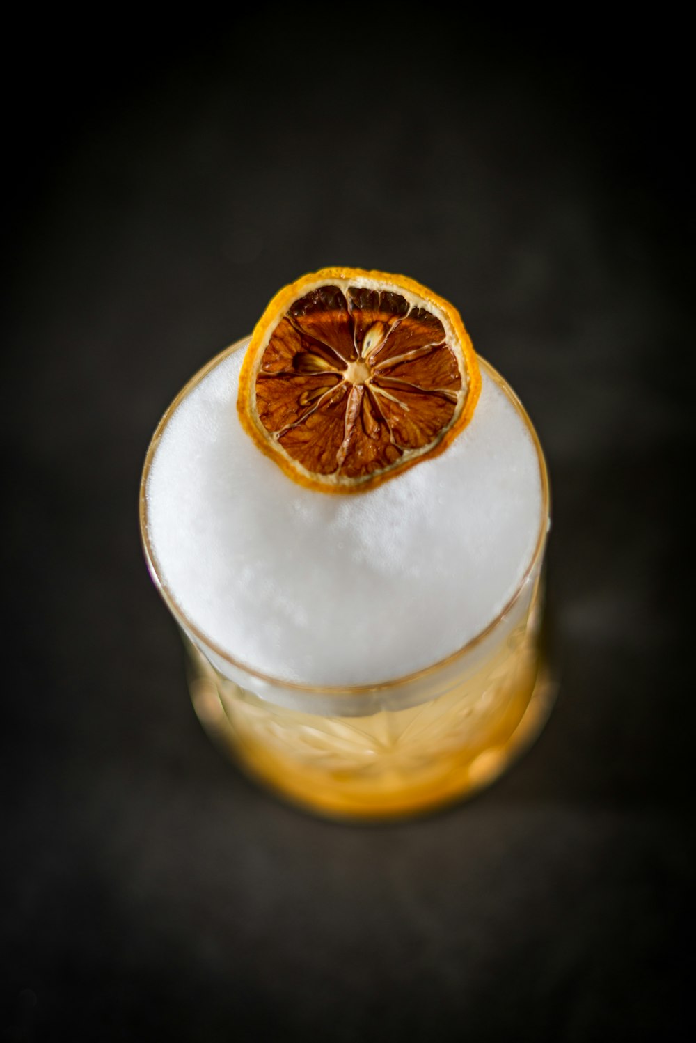 bicchiere trasparente con limone a fette