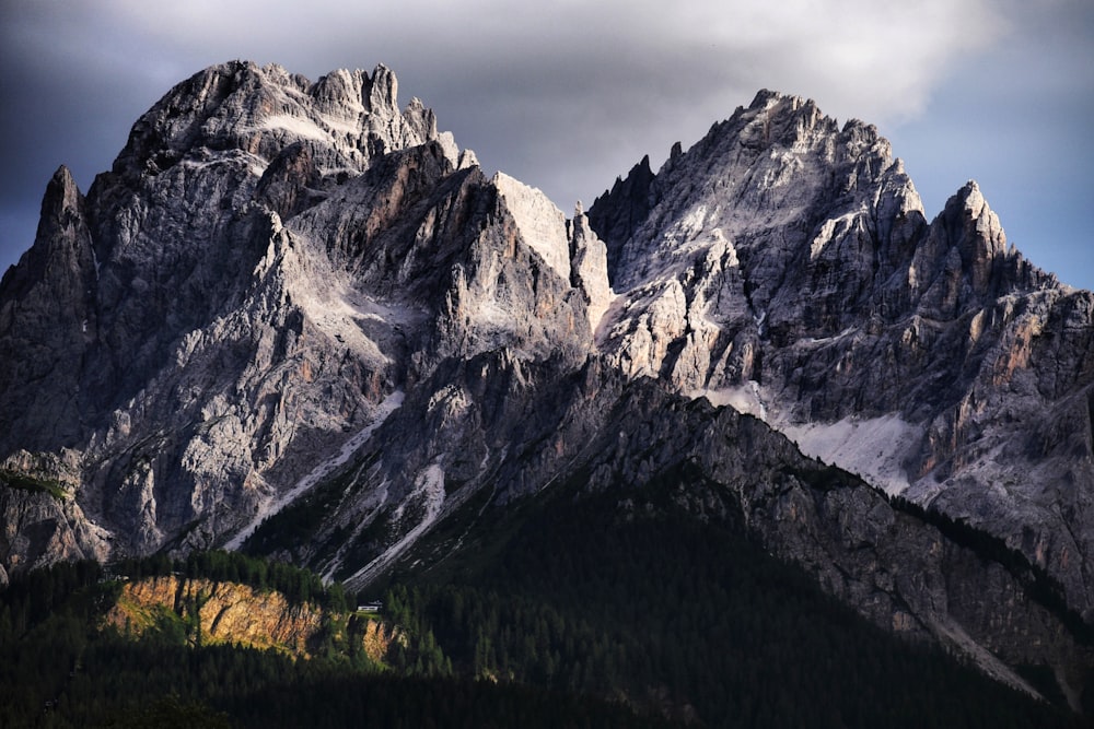 montagna grigia e bianca sotto il cielo nuvoloso durante il giorno