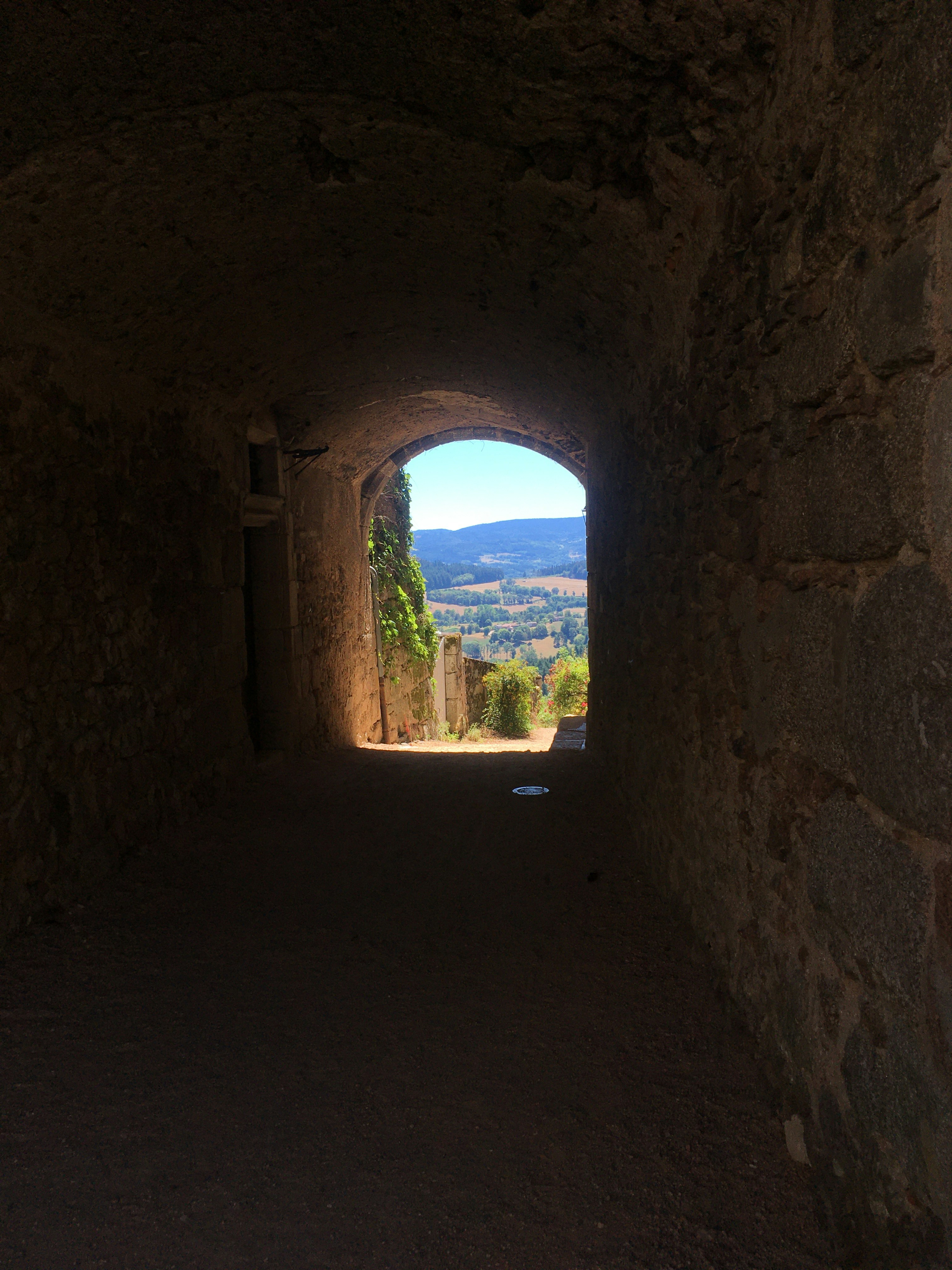 tunnel en béton brun pendant la journée