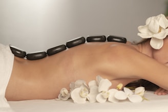 massage aux pierres chaudes, détente et relaxation dans cabinet zen à Genève