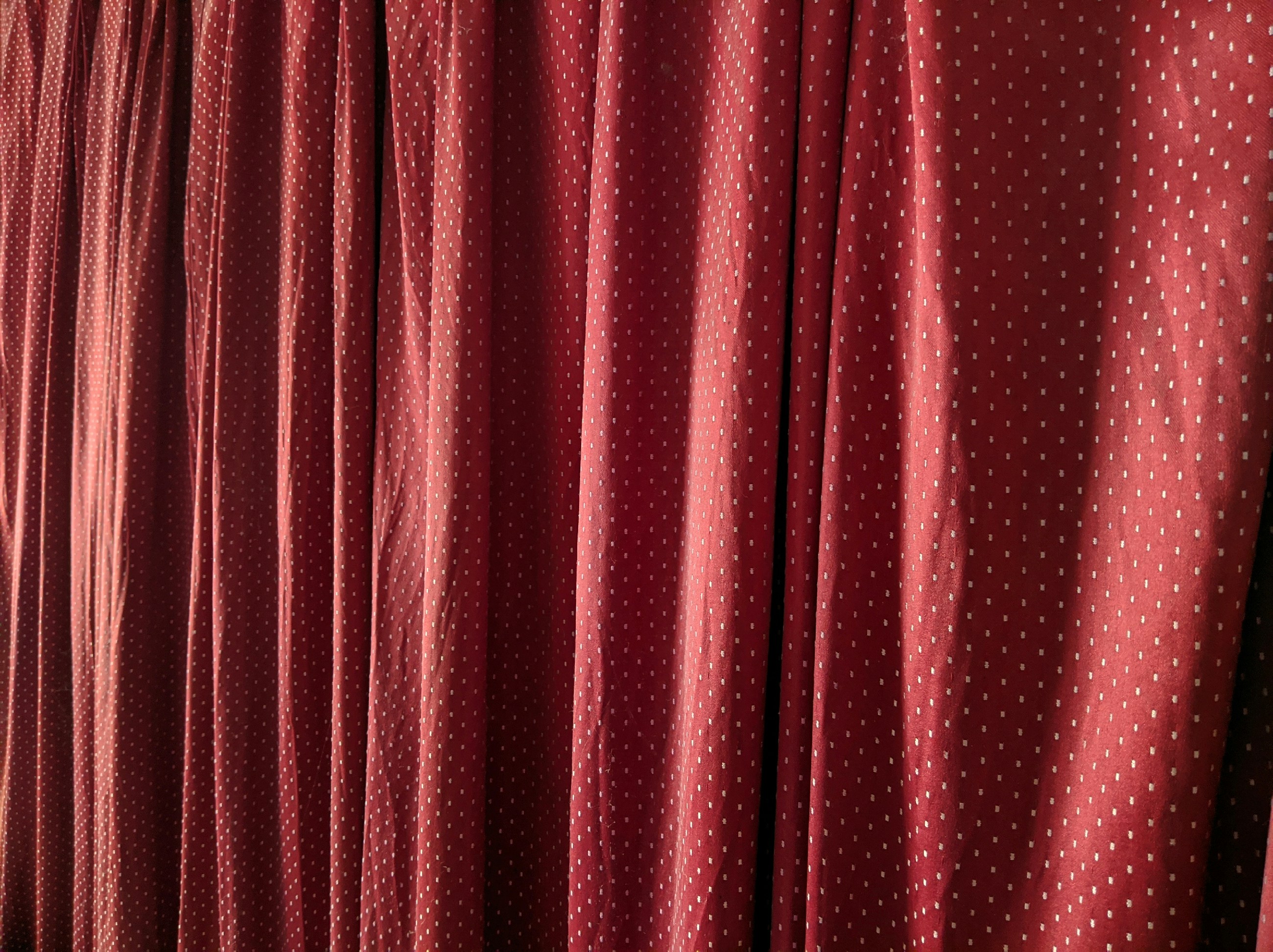 roter Vorhang an weißer Wand