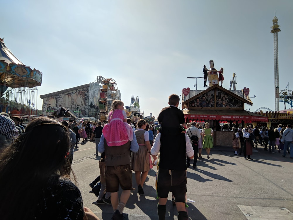 Menschen, die tagsüber auf der Straße spazieren gehen