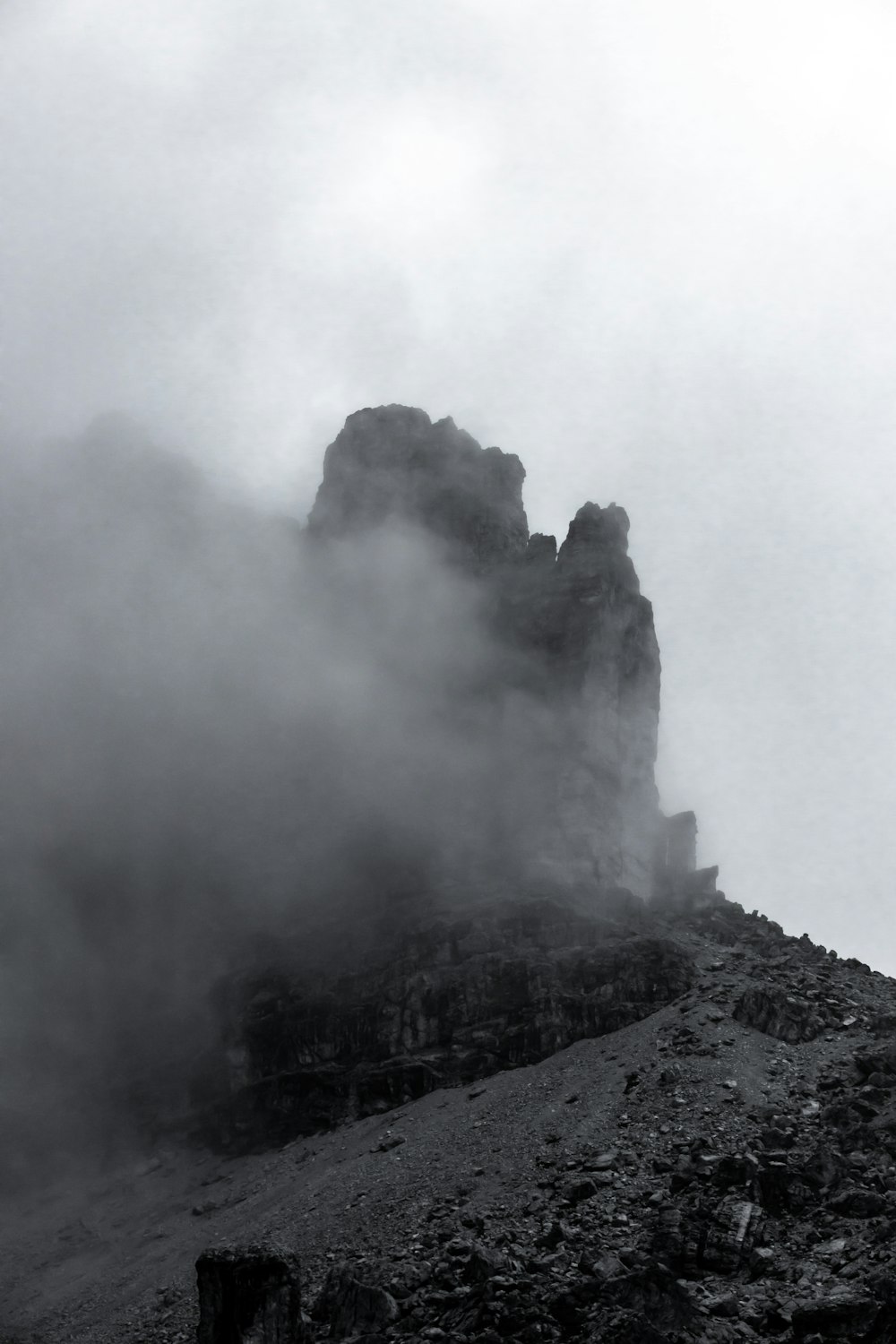 Schwarze Felsformation mit Nebel bedeckt