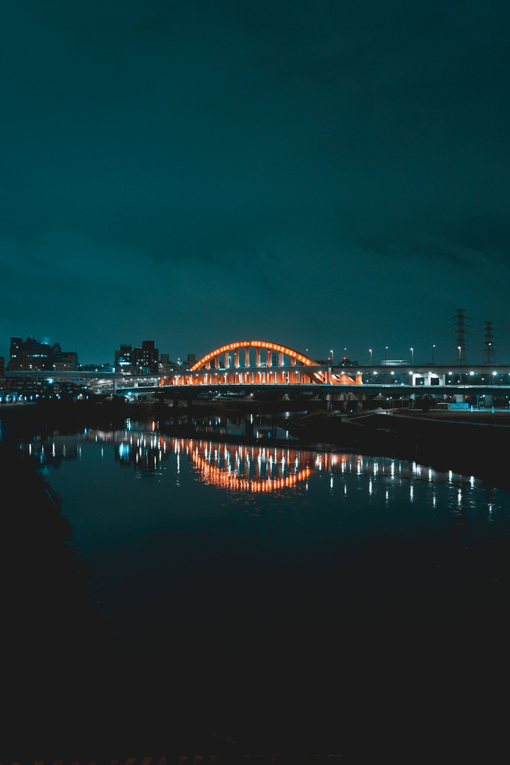 夜間の水上の橋