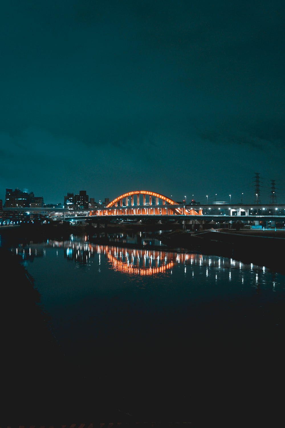 Brücke über Wasser während der Nachtzeit