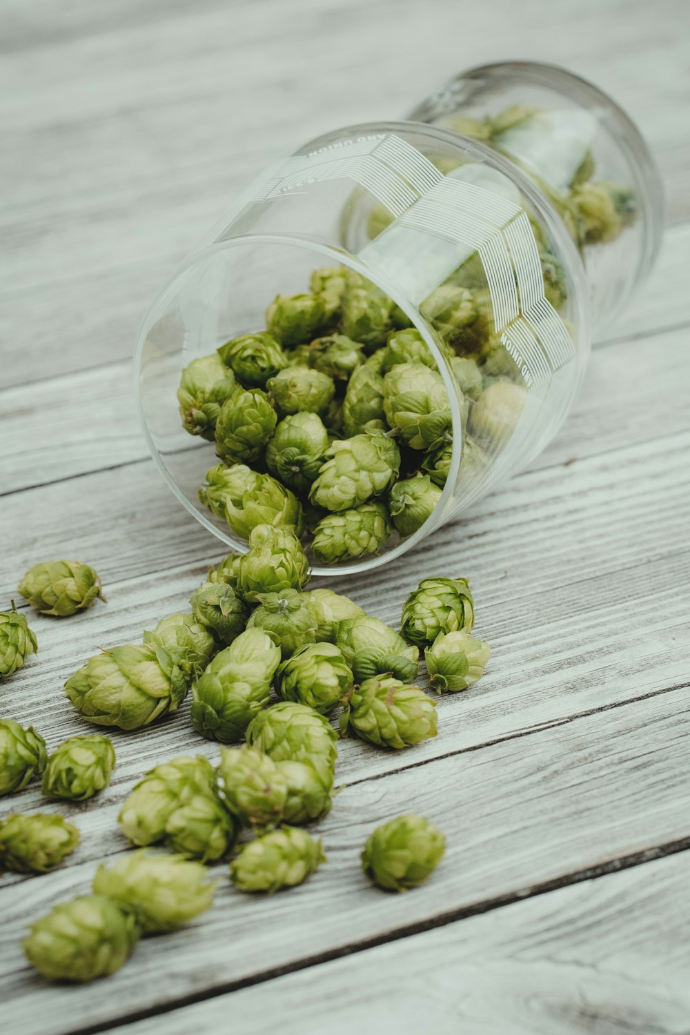 Légumes verts dans un bol en verre transparent