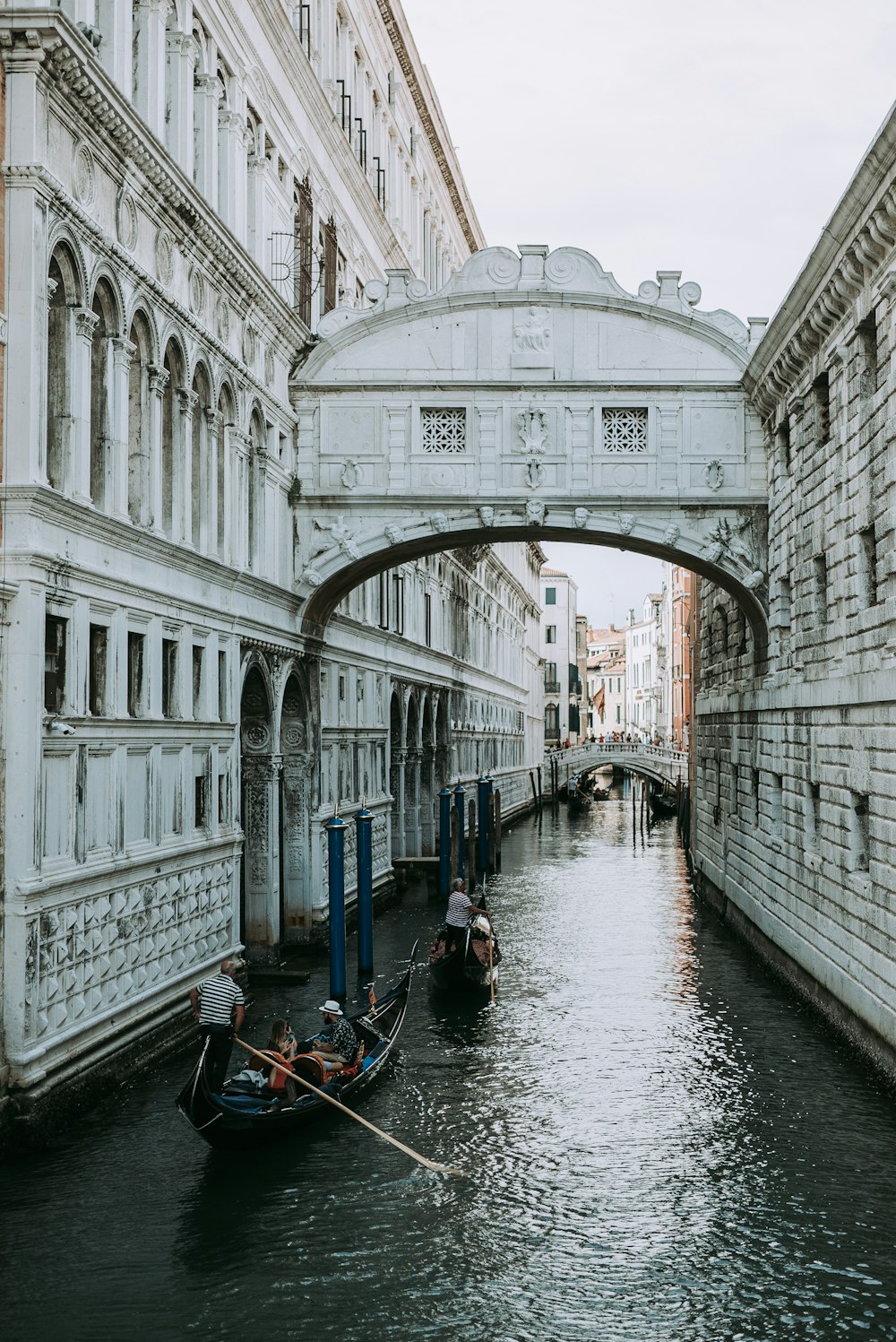 bateau sur la rivière entre le bâtiment en béton blanc pendant la journée