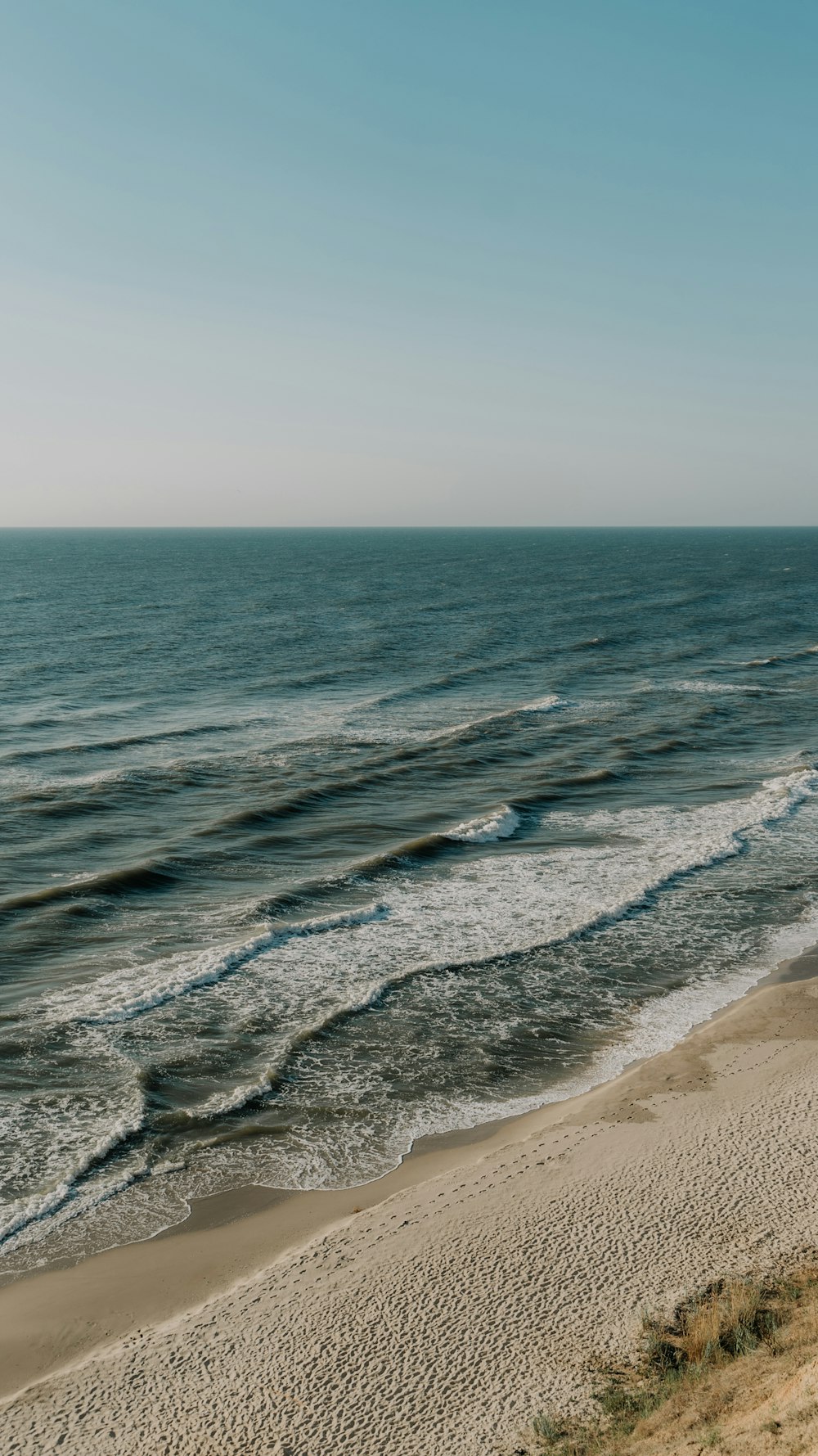 Blick auf das Meer von der Spitze eines Hügels