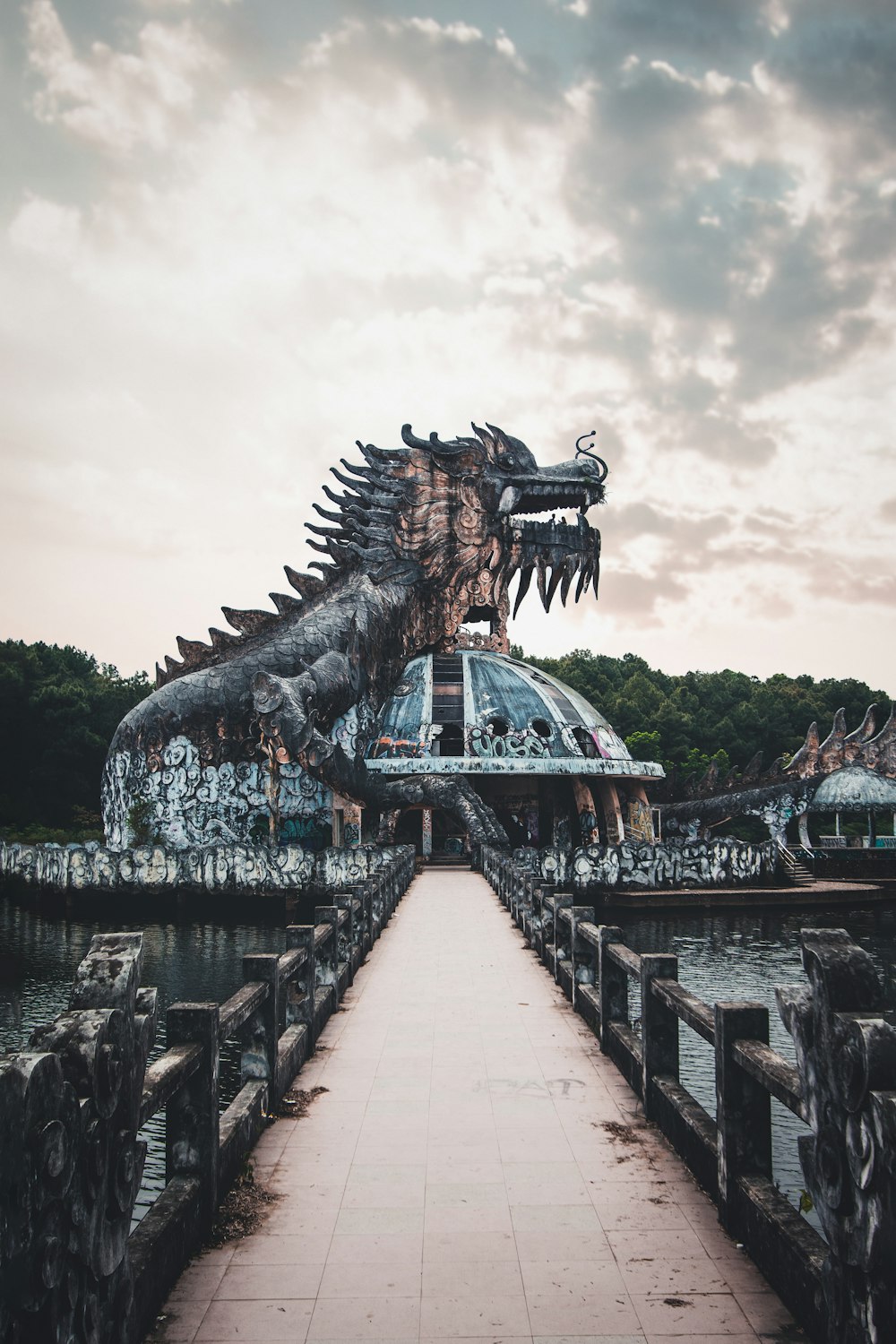 Statua del drago marrone vicino allo specchio d'acqua durante il giorno