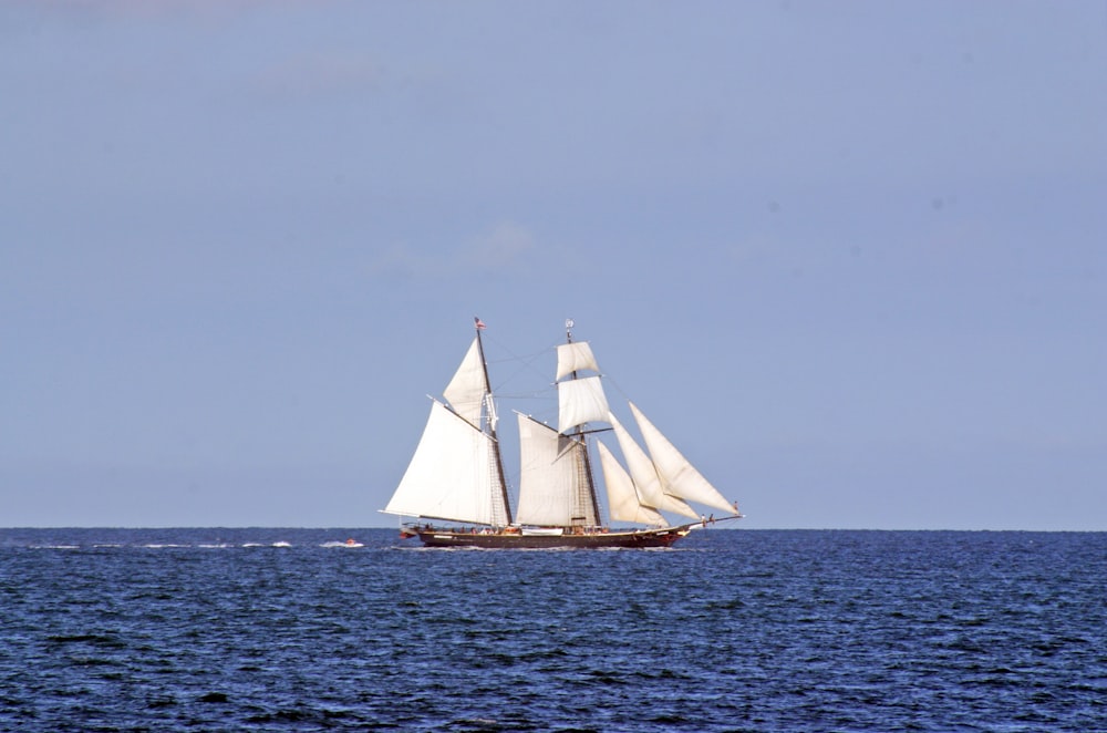 Voilier blanc sur la mer pendant la journée