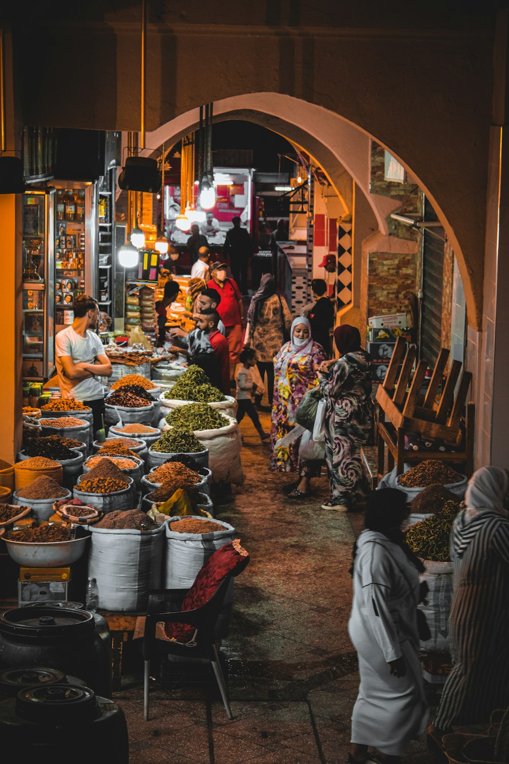 Gente en el mercado durante la noche