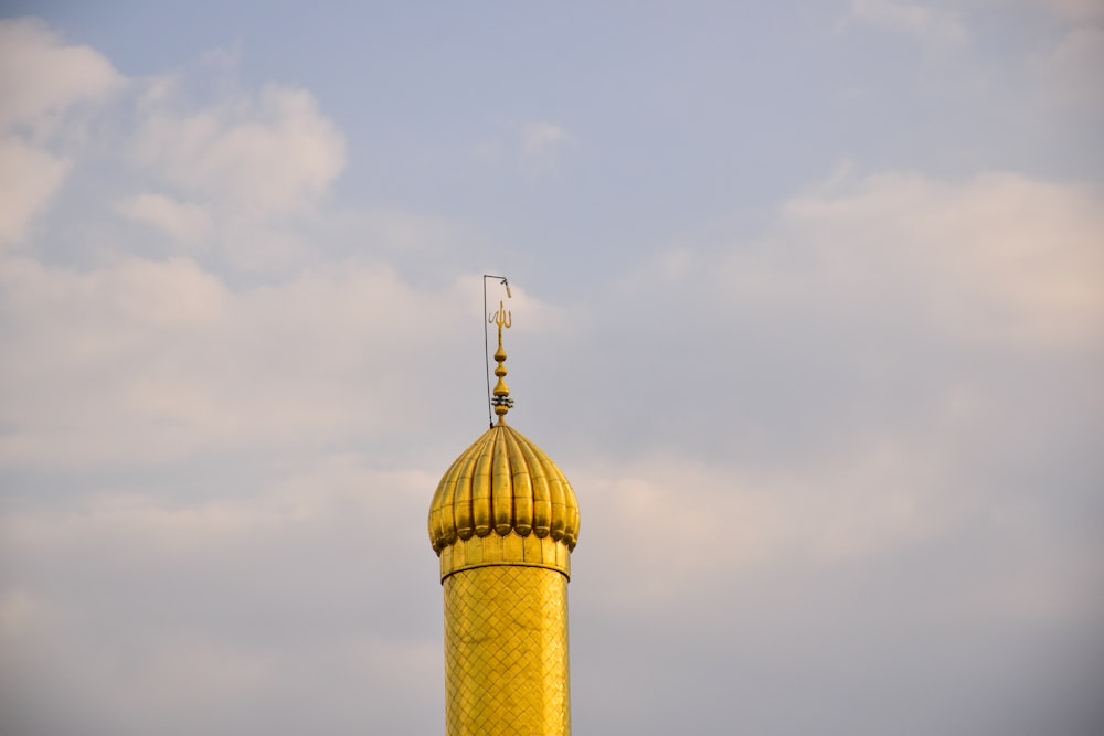 Goldene und weiße Kuppelbildung unter weißen Wolken während des Tages