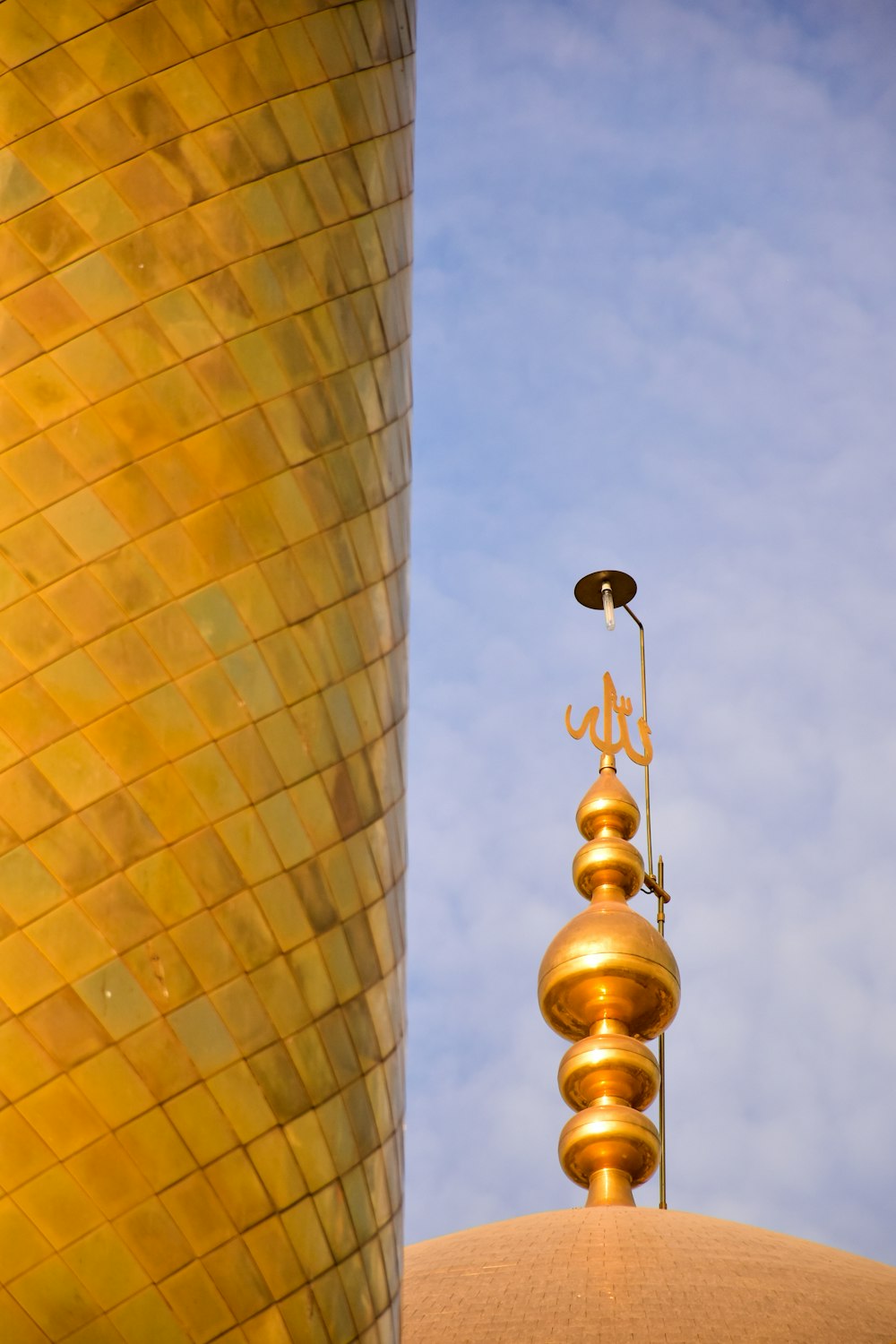 Campana d'oro su edificio marrone