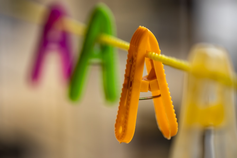 épingle à linge en plastique jaune, vert et violet