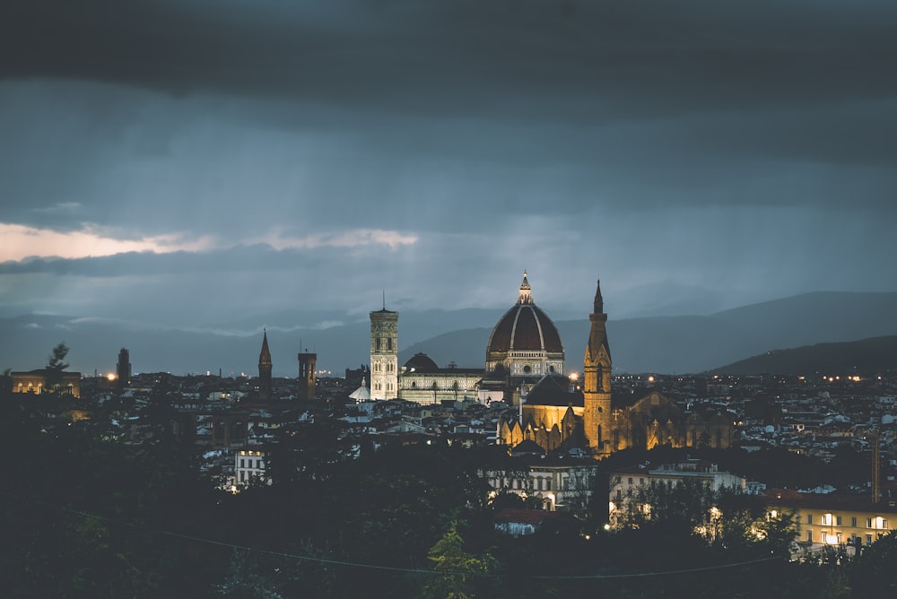 skyline della città durante la notte